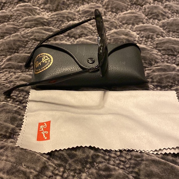 Unisex Black Ray-Ban Sunglasses, brand new - Picture 3 of 3